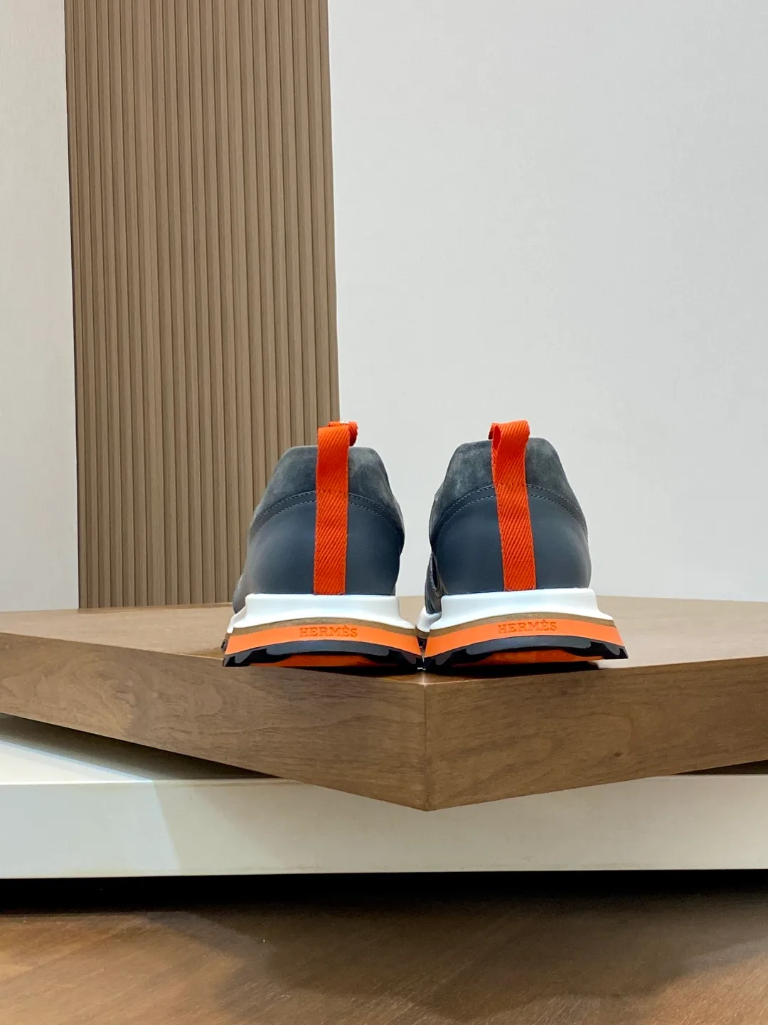 Men's men's shoes 💰700 HERMES/Hermès Leader sneakers! Tech twill, calfskin and suede goatskin sneakers featuring paneled multicolor twill, calfskin and suede. Lightweight geometric sole for a stylish urban look. Product details: White and orange rubber sole Black rubber sole with orange rubber insert Light natural leather insert White rubber toe cap Beige lambskin insole and lining Cotton strap, rubber lettering Sole height: 4cm Size: 39-40-41-42-43-44 (customized at 38.45)